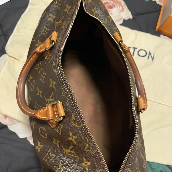 Louis Vuitton - Picture 2 of 6